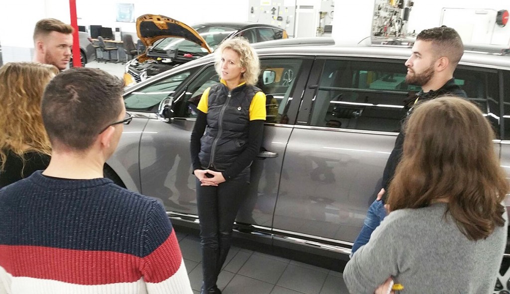 f4y-Trainerin, Sabine Blum erklärt den Workshop-Teilnehmern alles zum Thema "bedarfsorientierte Fahrzeugpräsentation"